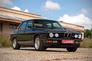 A classic BMW M5, which once belonged to the King of Sweden and has a quarter of a million kilometers on it, has been put up for sale